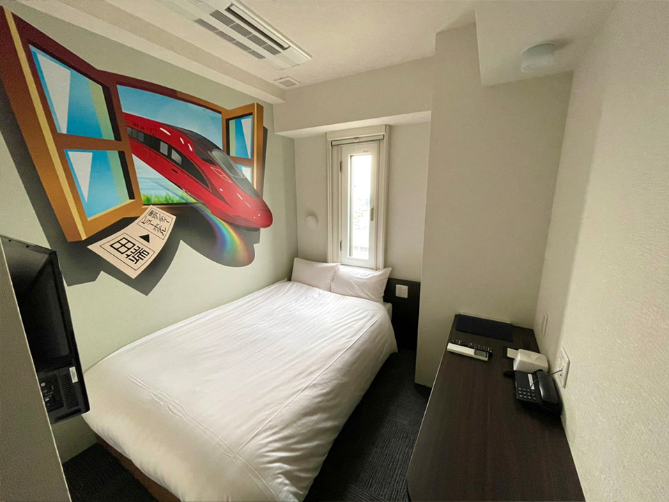 Art double room with train view